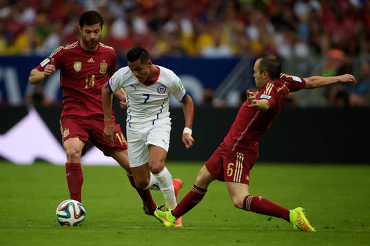 Spaniens Xabi Alonso och Andres Iniesta och Chiles Alexis