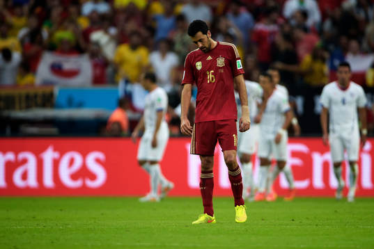 Spaniens Sergio Busquets deppar