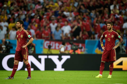 Spaniens Xabi Alonso och Sergio Ramos deppar