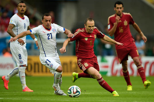 Chiles Marcelo Díaz och Spaniens Andres Iniesta