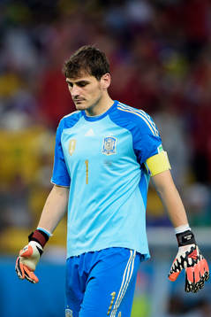 Spaniens målvakt Iker Casillas deppar