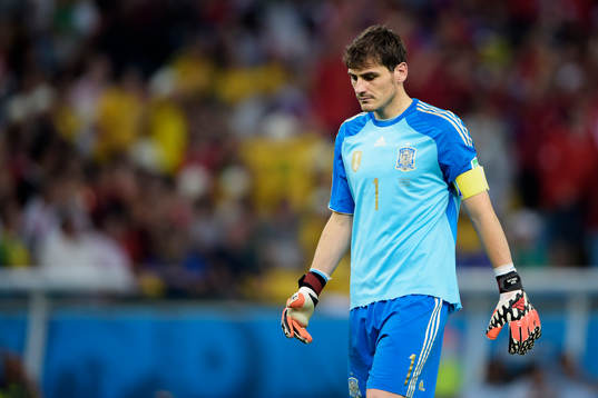 Spaniens målvakt Iker Casillas deppar