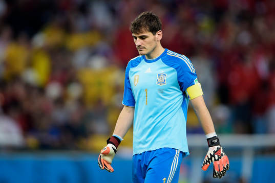 Spaniens målvakt Iker Casillas deppar