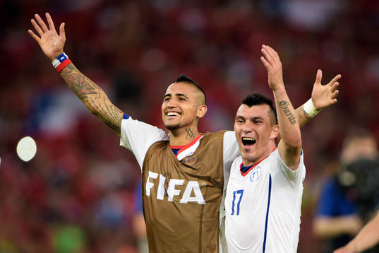Chiles Eduardo Vargas och Arturo Vidal jublar