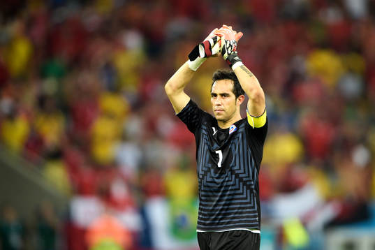 Chiles målvakt Claudio Bravo jublar