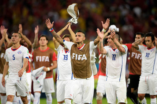 Chiles Eduardo Vargas och Arturo Vidal jublar