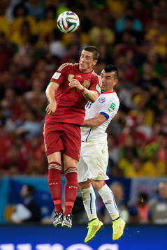 Spaniens Fernando Torres och Chiles Eduardo Vargas
