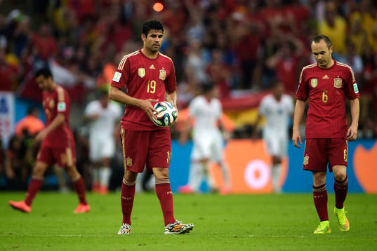 Spaniens Diego Costa och Andres Iniesta deppar