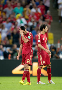 Spaniens Sergio Busquets och Javi Martinez deppar