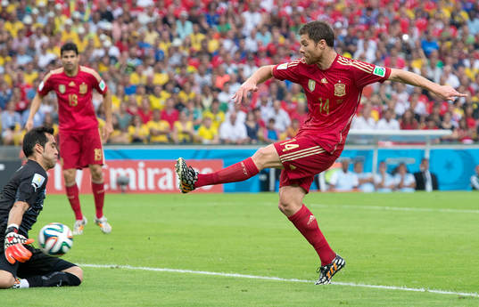 Spaniens Xabi Alonso missar ett friläge mot Chiles