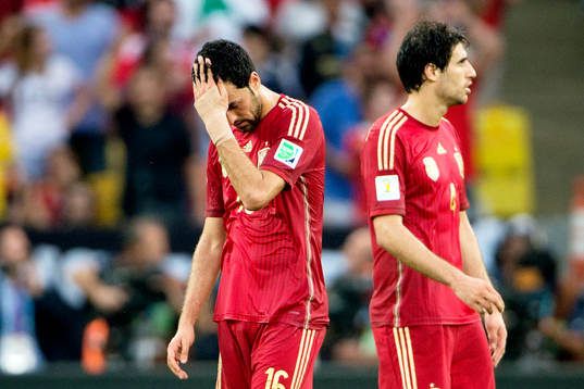 Spaniens Sergio Busquets och Javi Martinez deppar