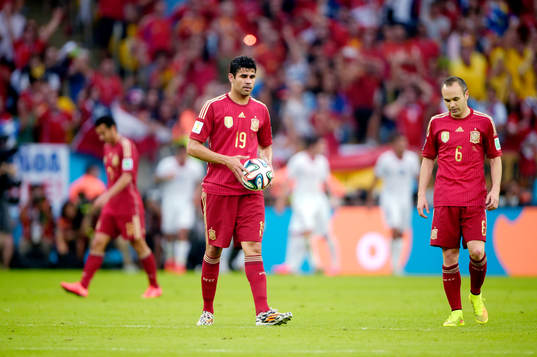 Spaniens Diego Costa och Andres Iniesta deppar