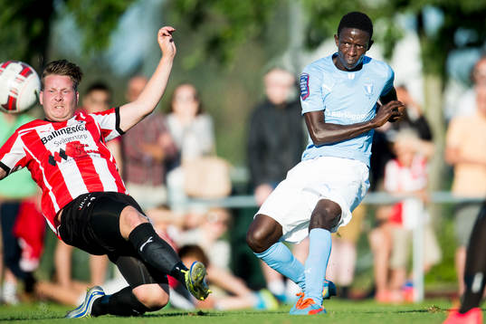 Malmö FFs provspelare Osseynou Ndiaye skjuter in 1-0 och