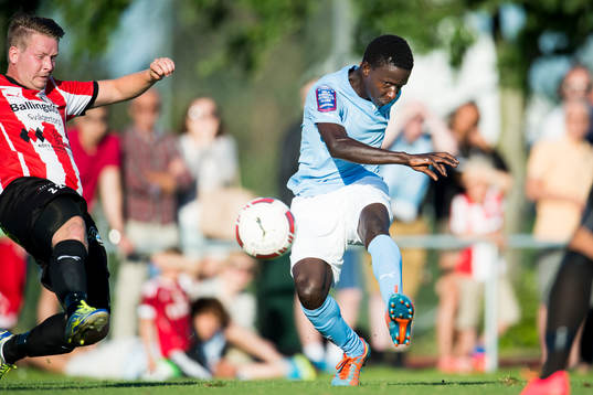 Malmö FFs provspelare Osseynou Ndiaye skjuter in 1-0 och