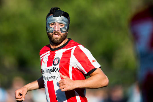 Höllvikens Yousef Fakhro med ett ansiktsskydd