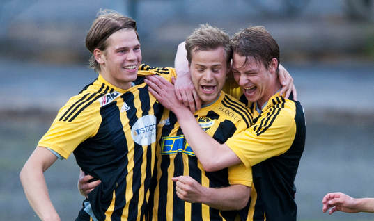 IFK Hässleholms Jesper Eliasson har gjort 1-0 och grattas