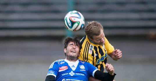 IFK Hässleholms Jesper Eliasson nickduellerar i matchen i