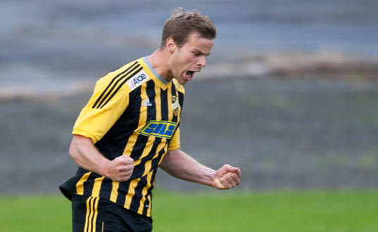 IFK Hässleholms Jesper Eliasson har gjort 1-0 och grattas