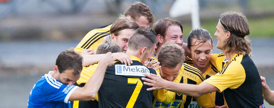 IFK Hässleholms Jesper Eliasson har gjort 1-0 och grattas