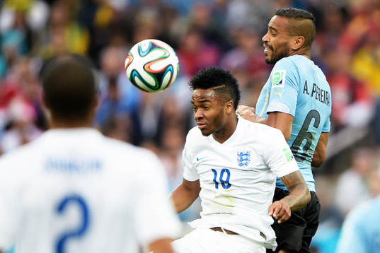 Englands Raheem Sterling och Uruguays Alvaro Pereira
