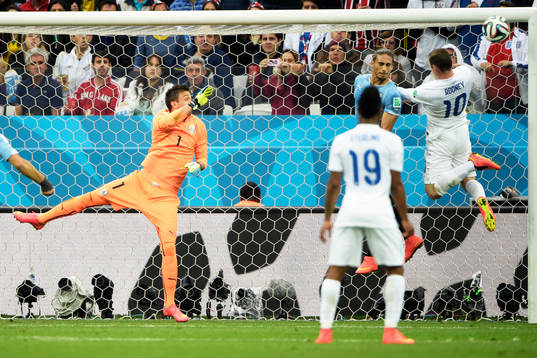 Englands Wayne Rooney nickar i kryssribban