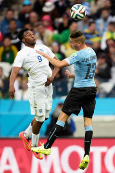 Englands Daniel Sturridge och Uruguays Jose Gimenez