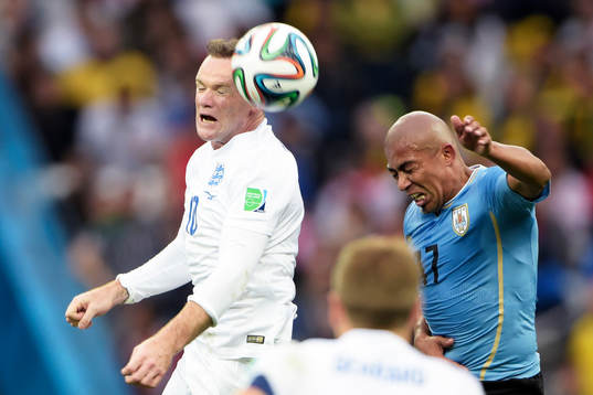 Englands Wayne Rooney och Uruguays Egidio Arevalo