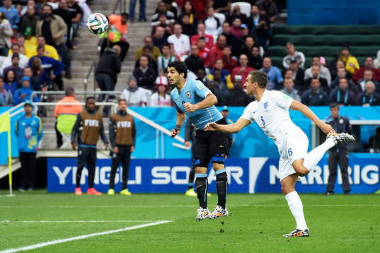 Uruguays Luis Suarez nickar in 1-0