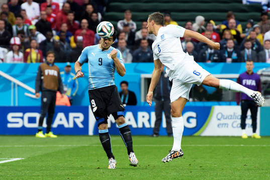 Uruguays Luis Suarez nickar in 1-0