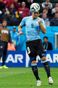 Uruguays Luis Suarez nickar in 1-0