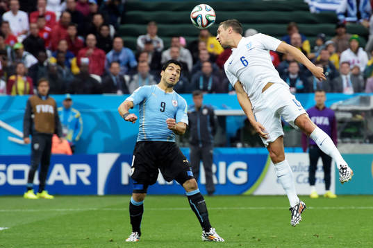 Englands Phil Jagielka missar och Uruguays Luis Suarez