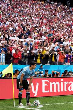 Uruguays Luis Suarez framför Englands klacken