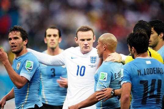 Englands Wayne Rooney i centrum