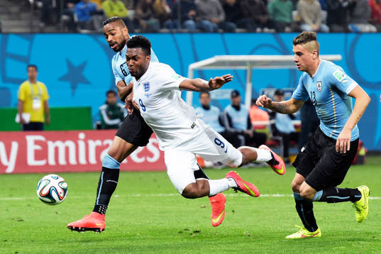 Englands Daniel Sturridge rivs ner