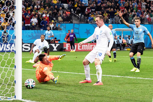 Englands Wayne Rooney gör 1-1