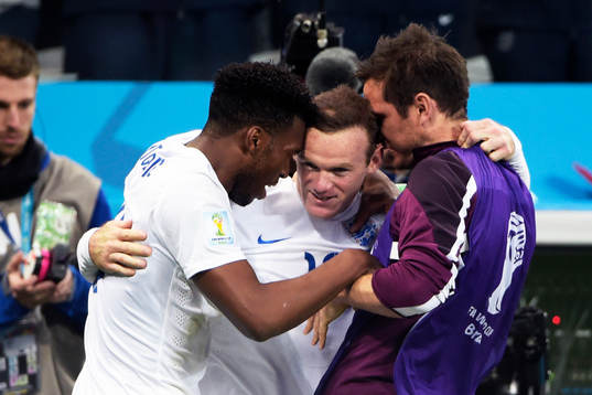Englands Wayne Rooney jublar