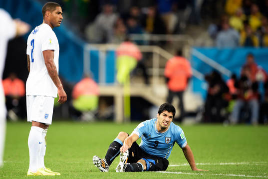 Uruguays Luis Suarez tvåmålsskytt och skadad