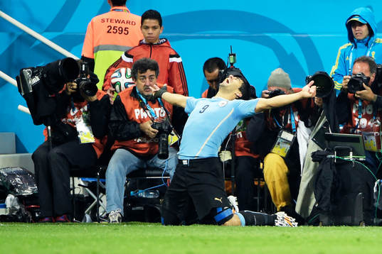 Uruguays Luis Suarez jublar