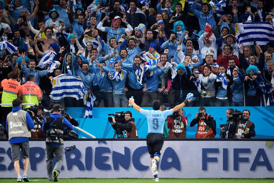 Uruguays Luis Suarez jublar