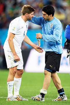 Englands Steven Gerrard och Uruguays Luis Suarez