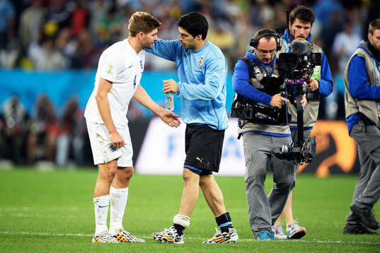 Englands Steven Gerrard och Uruguays Luis Suarez