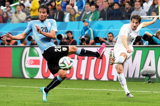 Uruguays Alvaro Gonzalez och Englands Leighton Baines