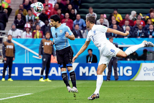 Uruguays Luis Suarez nickar in 1-0