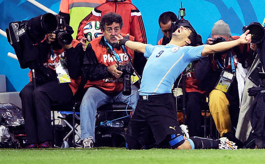 Uruguays Luis Suarez jublar