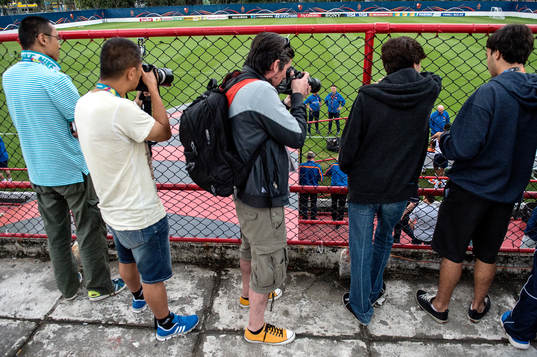 Fotografer följer Hollands tränare Louis van Gaal