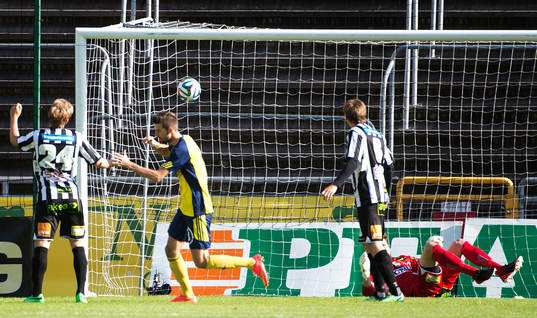 Ängelholms Muamet Asanovski gör 1-0 bakom Landskronas