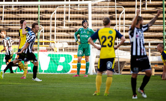 Ängelholms målvakt Matt Pyzdrowski deppar