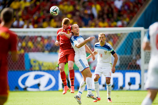 Belgiens Kevin De Bruyne i nickduell med Rysslands Maksim