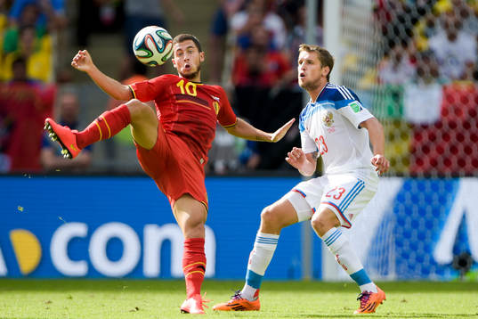 Belgiens Eden Hazard och Rysslands Dmitry Kombarov
