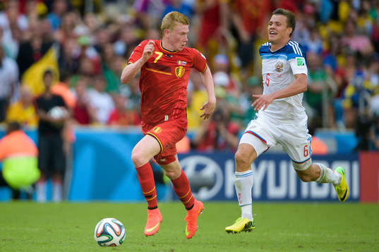 Belgiens Kevin De Bruyne jagas av Rysslands Maksim